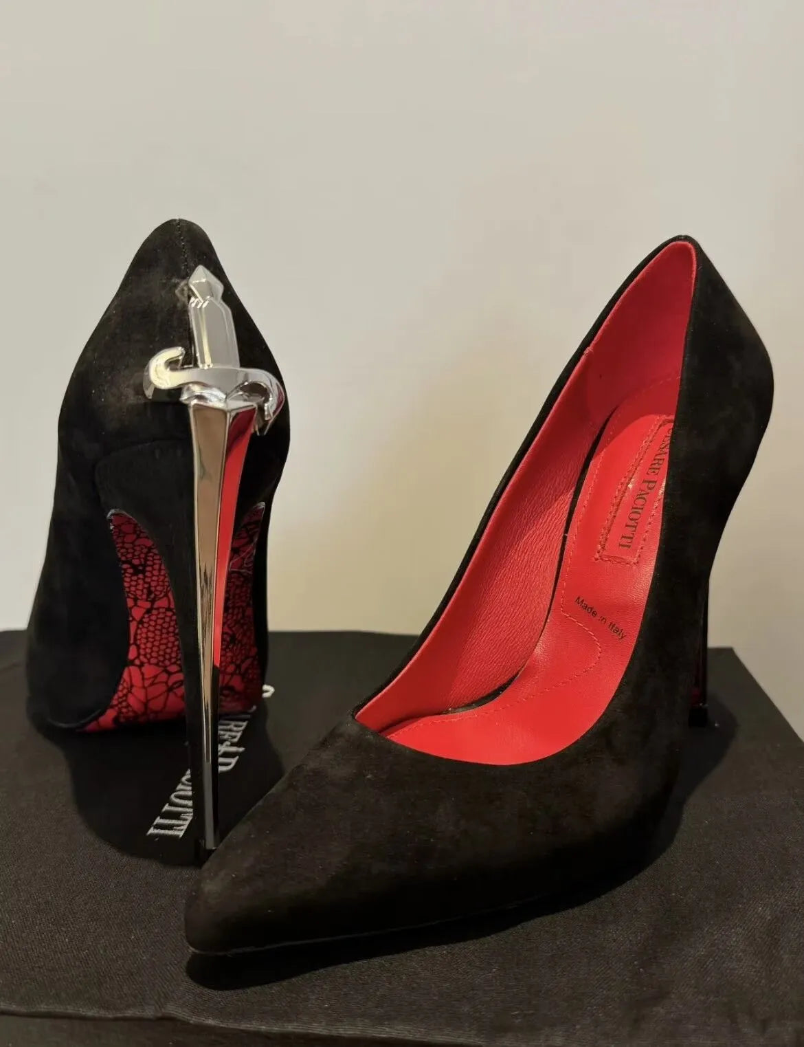 Black Diamond High heels aus Leder oder Lack mit goldenem Stiletto- Absatz