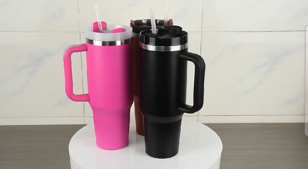 Kaffee Becher mit Griff und Strohhalm