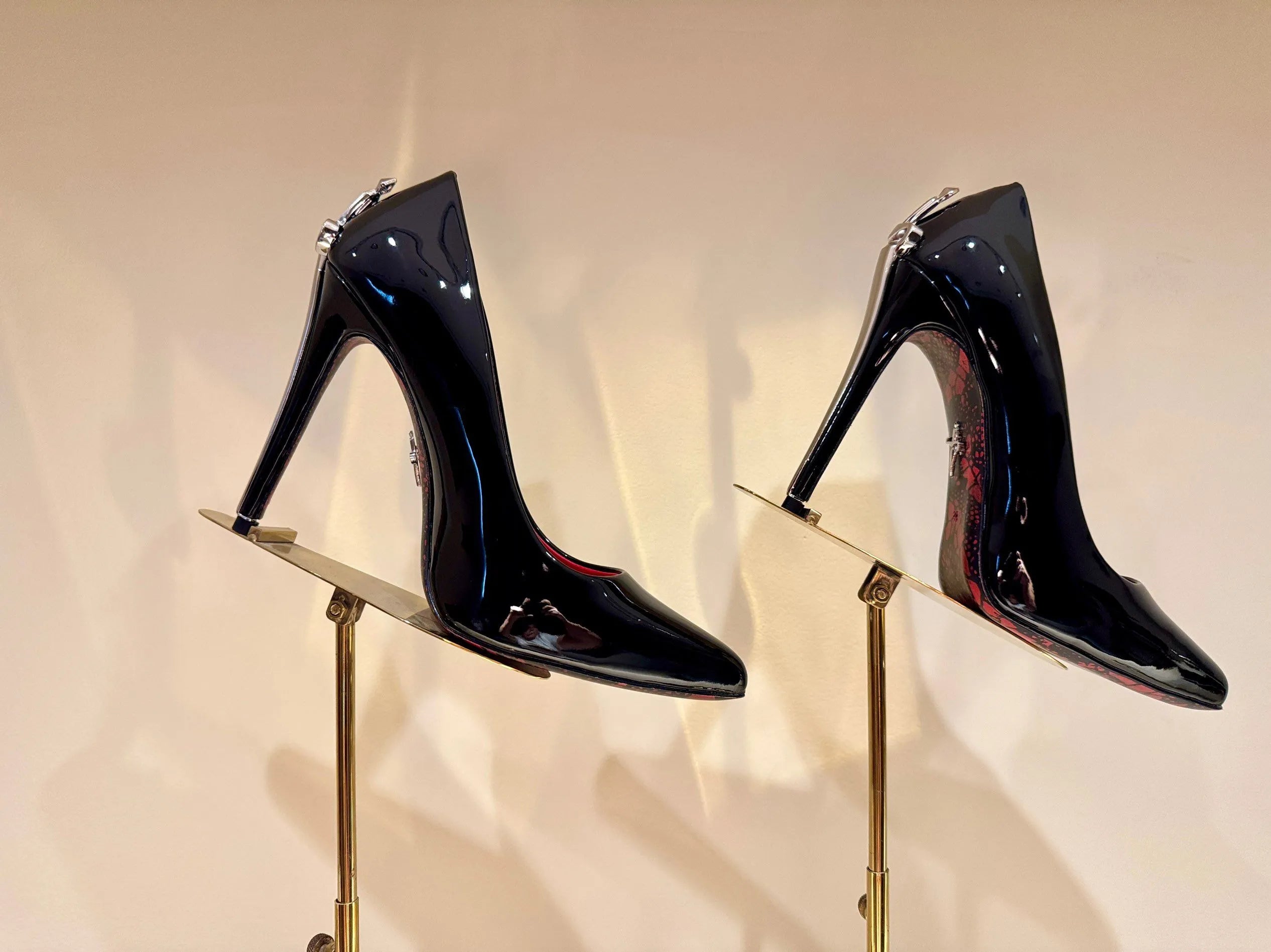 Black Diamond High heels aus Leder oder Lack mit goldenem Stiletto- Absatz