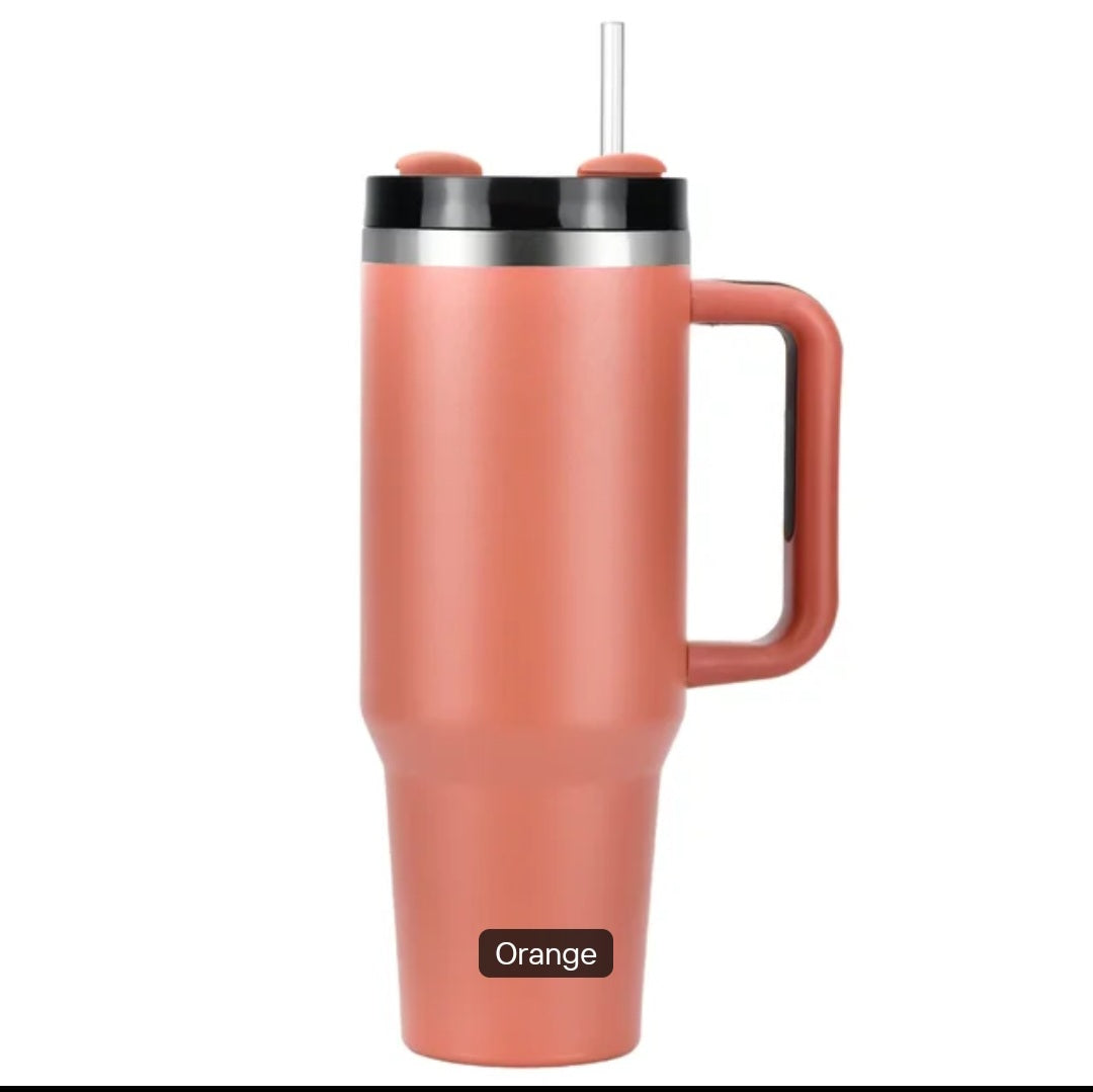 Kaffee Becher mit Griff und Strohhalm